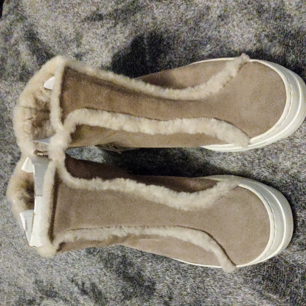 NWOT Joyks high top sneakers